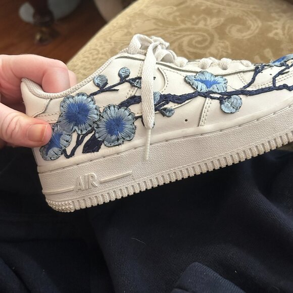 Nike Air Force 1 Kids 4.5Y Custom Embroidered Blue Floral Sneakers EUC - Picture 2 of 12